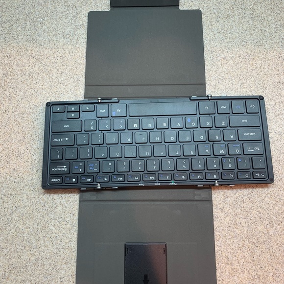 Plugable Foldable Bluetooth Keyboard - Picture 5 of 11